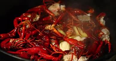 实拍夏季烹饪小龙虾视频的预览图